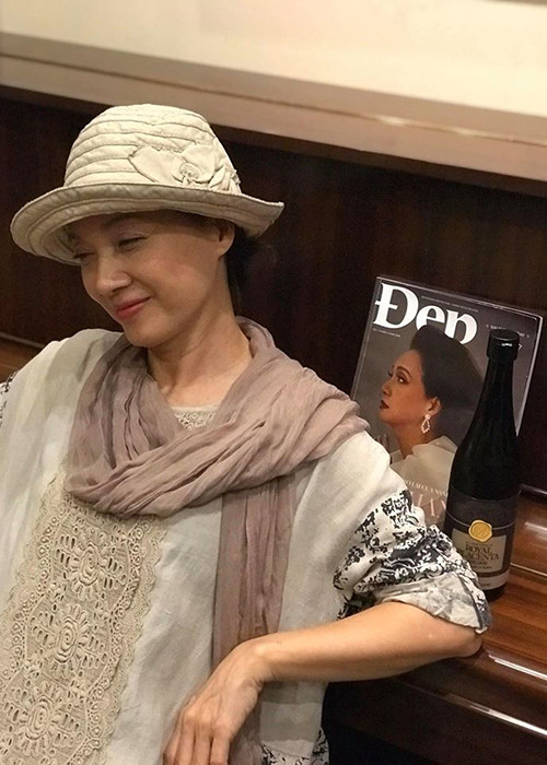 Tuy nhiên, ở đời thường, Lê Khanh trông giản dị. Cô không trang điểm, làm tóc.