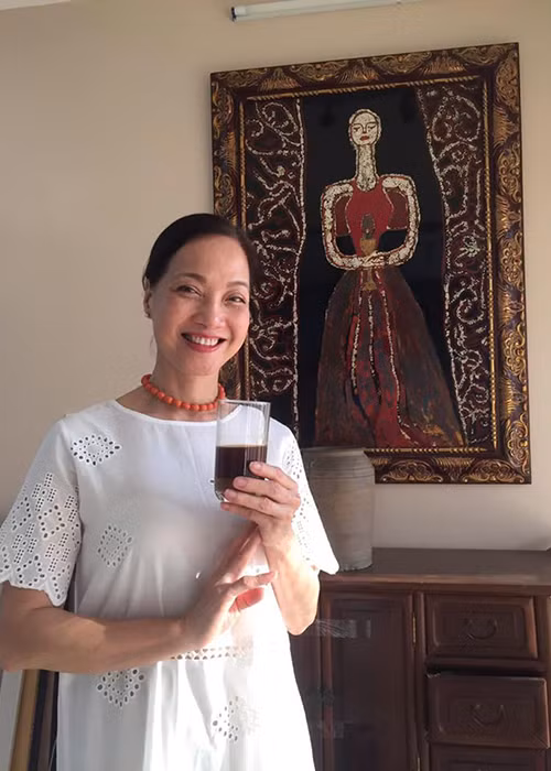 Lê Khanh nói không với dao kéo. "Ai cũng muốn mình trẻ hơn. Nhưng nếu sửa mà người ta không biết thì giá trị ấy mới bền. Chứ ai cũng biết mình sửa thì mất đi cái đẹp. Với lại tôi vẫn thích gương mặt của tôi phù hợp với tuổi tác. Tôi tôn trọng điều đó hơn", nữ nghệ sĩ từng chia sẻ.