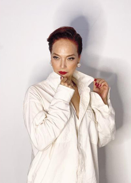 Nữ nghệ sĩ không chỉ cắt tóc ngắn mà còn nhuộm màu thời trang. Ảnh: VTC