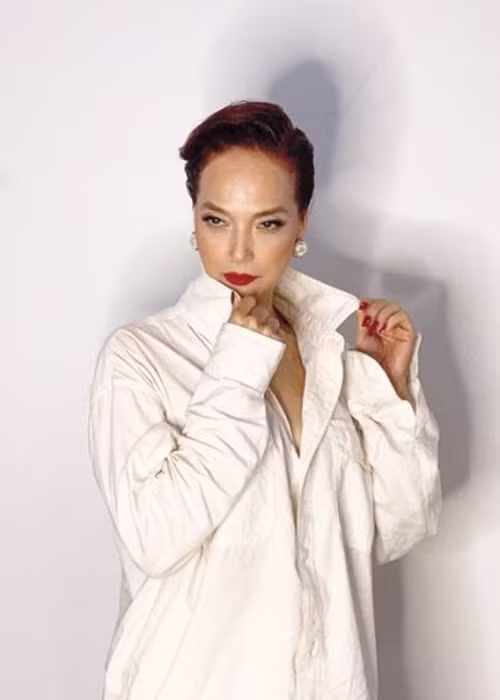 Nữ nghệ sĩ không chỉ cắt tóc ngắn mà còn nhuộm màu thời trang. Ảnh: VTC