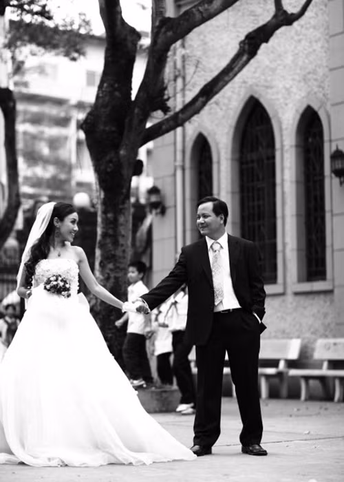 Chỉ có một số lần Hoài Anh trả lời phỏng vấn truyền thông về người bạn đời của mình.