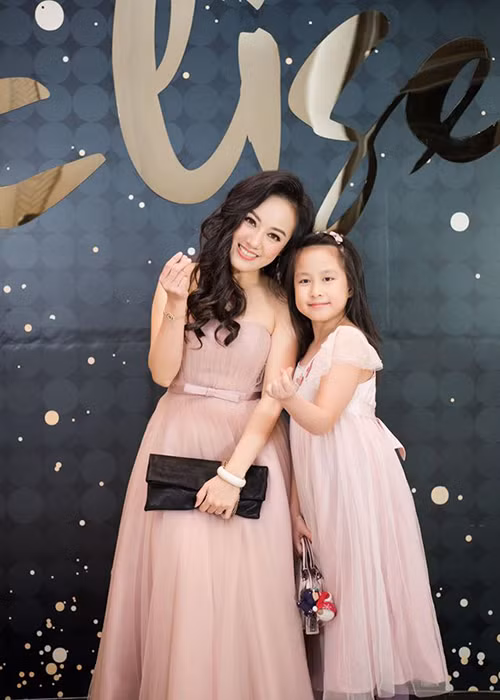 "Mọi việc đã luôn có bà nội giúp đỡ nhưng Hoài Anh vẫn không muốn rời con nửa bước. Hai tháng đầu tiên sau khi sinh, ông xã tôi nói vui là suốt hai tháng trời vợ không thèm nhìn mặt chồng lấy một lần", cô chia sẻ.