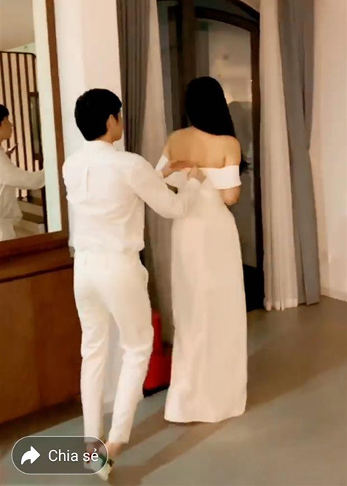 Trong buổi gặp gỡ, nam ca sĩ tỏ ra chu đáo với cô bạn thân. Anh chỉnh sửa váy giúp Mai Phương Thúy. Ảnh: Yan