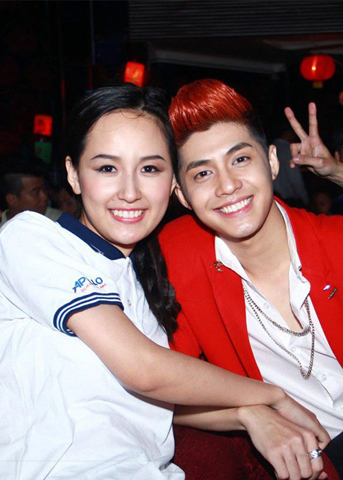 Đôi bạn thân có nhiều khoảnh khắc thân mật như ôm eo, cầm tay trước đám đông. Ảnh: Gia đình xã hội