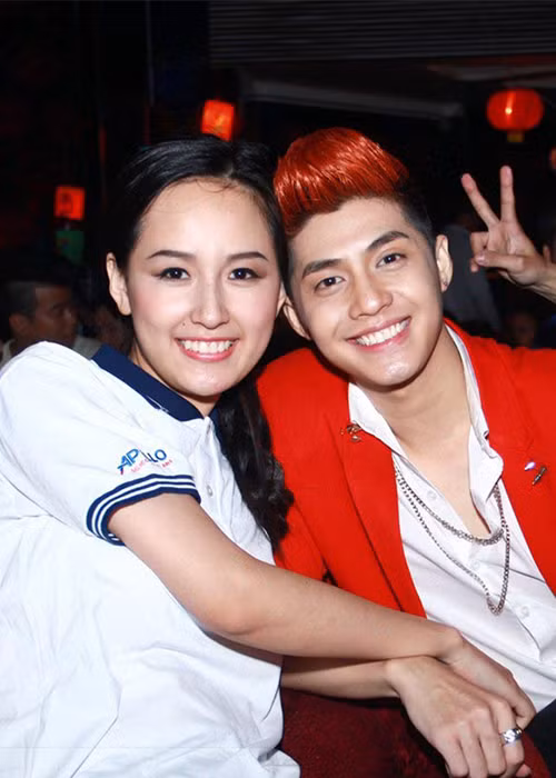 Đôi bạn thân có nhiều khoảnh khắc thân mật như ôm eo, cầm tay trước đám đông. Ảnh: Gia đình xã hội