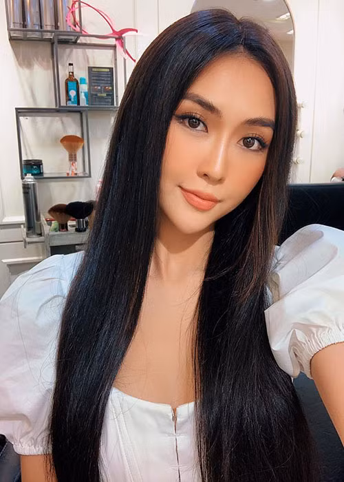 Tường Linh chia sẻ: “Tôi không ngờ mình chia sẻ một nỗi đau thực sự trong chuyện tình cảm của mình, mà người ta lại nỡ xây dựng cho tôi rất nhiều tiểu thuyết về cuộc đời mà bản thân tôi không bao giờ tưởng tượng nổi. Tôi stress suốt một ngày không ra khỏi nhà, cảm thấy áp lực vô cùng, đến tối mới bước chân đến sự kiện".