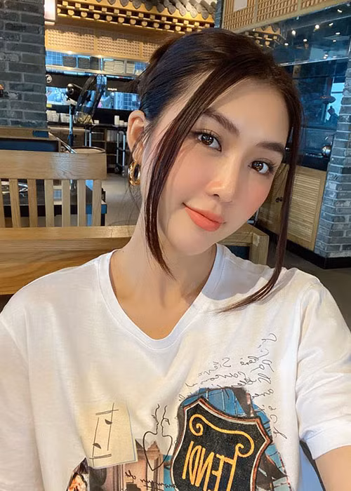 Trước tin đồn bị đánh ghen, Tường Linh đáp trả: "Tập đó thì không có nhưng tập tìm đến tận nhà em để nói cho em biết việc bịa đặt, đơm chuyện, gắp lửa bỏ tay người sẽ chịu hậu quả như thế nào thì có đó!".