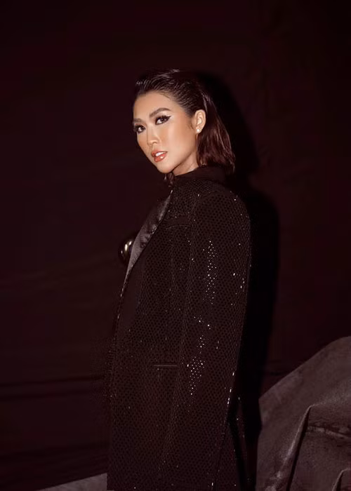 Đối với mặt với ý kiến trái chiều, Tường Linh lên tiếng. Trên Zing, Tường Linh khẳng định cô là fan của “Người ấy là ai” nên rất vui khi được mời tham dự. Người đẹp nhấn mạnh cô tham gia gameshow với mục đích hẹn hò.