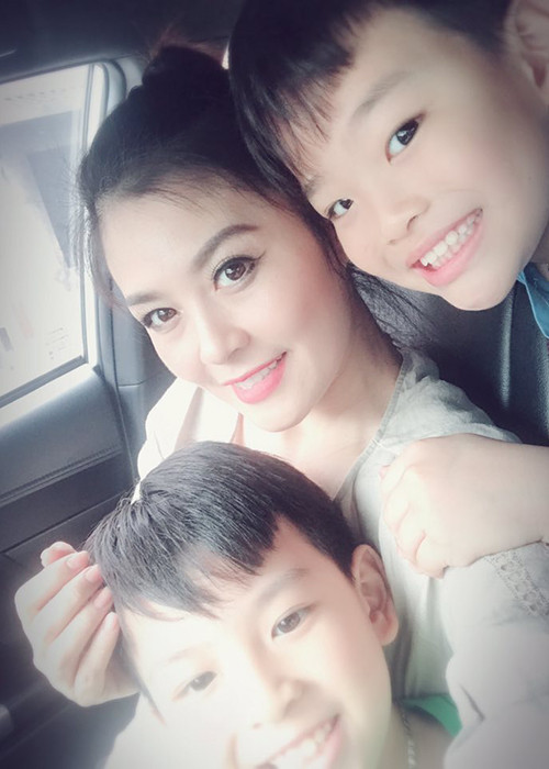 Sau khi ly hôn, Hoa Thúy bận rộn với công việc diễn xuất, diễn kịch, kinh doanh và chăm sóc con cái.