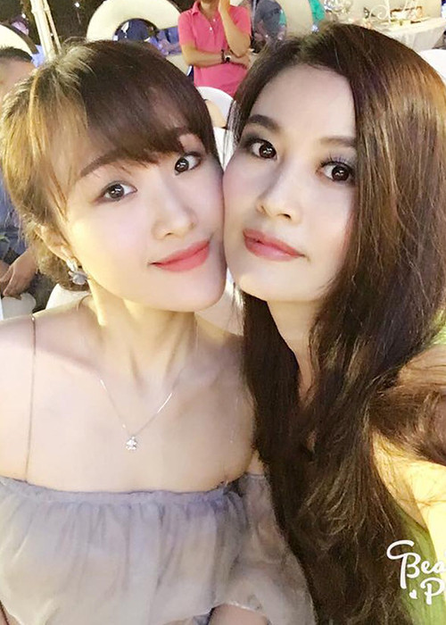 Thiên Nga - con gái đầu lòng của Hoa Thúy sở hữu ngoại hình xinh đẹp và có niềm đam mê nghệ thuật giống bố mẹ. Trong đó, hai con trai của nữ diễn viên còn khá nhỏ.