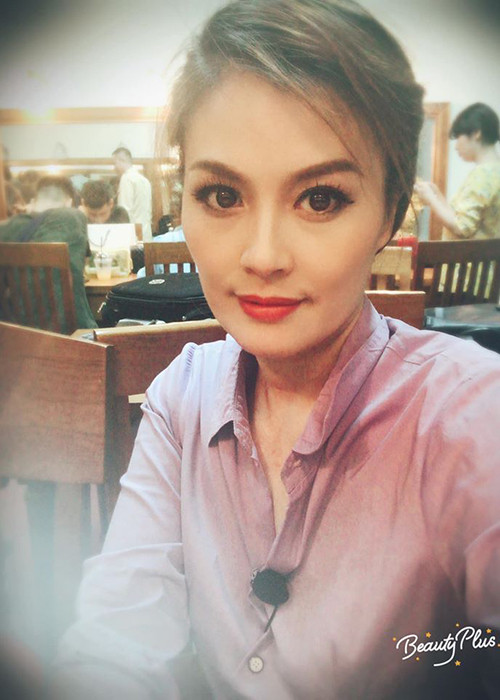 Sống xa cách, vợ chồng Hoa Thúy chia tay sau 10 năm gắn bó và có hai con trai chung.