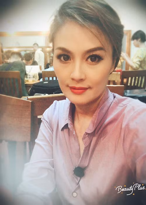 Sống xa cách, vợ chồng Hoa Thúy chia tay sau 10 năm gắn bó và có hai con trai chung.