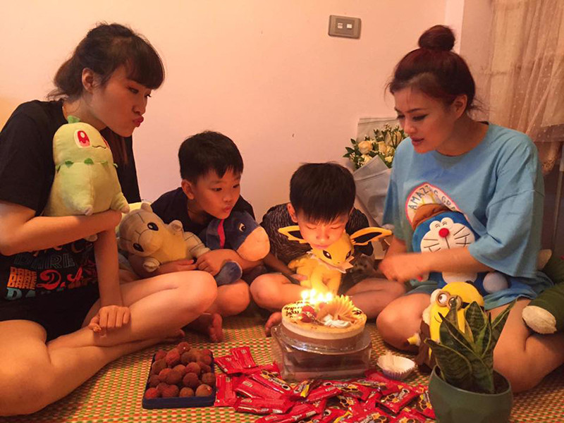 Vợ cũ của Tùng Dương kể ngày con còn nhỏ, chồng đều đặn mười ngày thăm vợ một lần, sau mỗi tháng một lần, tiếp đó chỉ là những cuộc hỏi thăm tranh thủ qua điện thoại.