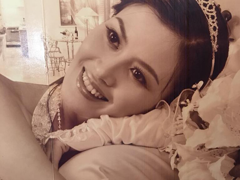 Mới đây, Tùng Dương ly hôn người vợ thứ 3 sau 13 năm sống chung. Giống chồng cũ, Hoa Thúy cũng có đường tình duyên khá lận đận.