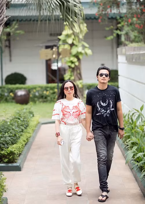 Nam diễn viên chia sẻ, anh dành nhiều thời gian cho con gái hơn vợ vì Phượng Chanel hay bận công việc.