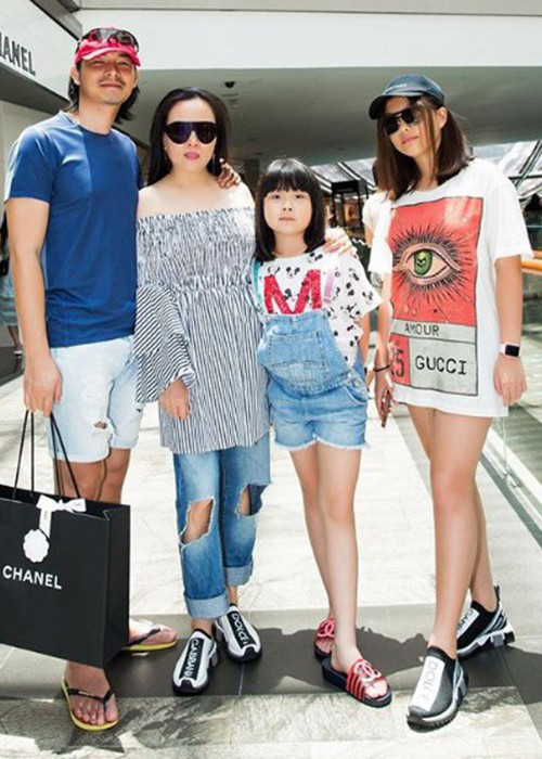 Bên cạnh đó, Quách Ngọc Ngoan còn hết lòng yêu thương hai con gái riêng của Phượng Chanel.