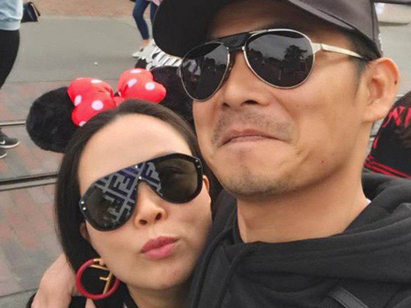 Nam diễn viên còn thường xuyên đưa bạn gái hơn tuổi đi du lịch.