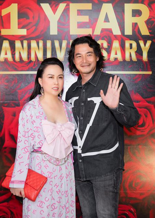 Không khó nhận ra sự cưng chiều của Quách Ngọc Ngoan dành cho Phượng Chanel khi tháp tùng cô tại các sự kiện.