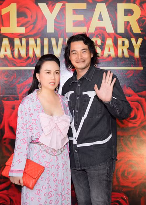 Không khó nhận ra sự cưng chiều của Quách Ngọc Ngoan dành cho Phượng Chanel khi tháp tùng cô tại các sự kiện.