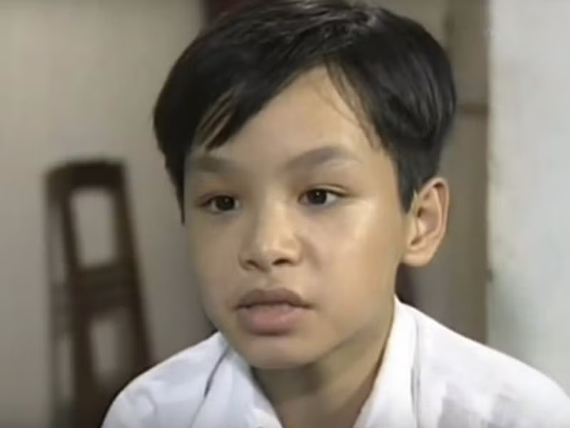 Là người có tài suy luận, thích phá án, nhân vật Minh tổ cú được chọn làm đội trưởng đội đặc nhiệm nhà C21 trong phim. Nhân vật này do Tuấn Long đảm nhận. Tuấn Long tham gia nghệ thuật cho đến năm 18 tuổi thì chia tay phim ảnh. Một số bộ phim Tuấn Long tham gia gồm: “Vui buồn sau lũy tre làng”, “Bạn cùng lớp”, “Nhà có cánh cổng sắt”. Ảnh: Vietnamnet