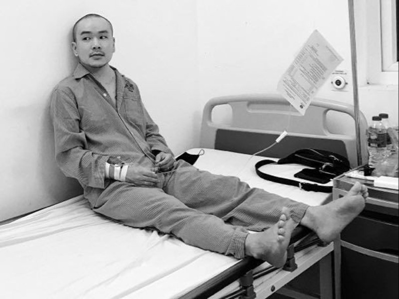 Đức Thịnh kết hôn năm 2013 với một đồng nghiệp. Mới đây, nam diễn viên phát hiện bị ung thư hạch giai đoạn 2. Hiện tại, Đức Thịnh vẫn có thể xoay sở được kinh phí điều trị. Về tình trạng sức khỏe, Sơn của “Đội đặc nhiệm nhà C21” không bị tác dụng phụ khi truyền hóa chất. Ảnh: FBNV