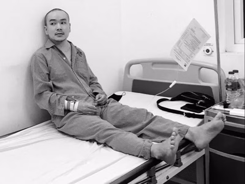 Đức Thịnh kết hôn năm 2013 với một đồng nghiệp. Mới đây, nam diễn viên phát hiện bị ung thư hạch giai đoạn 2. Hiện tại, Đức Thịnh vẫn có thể xoay sở được kinh phí điều trị. Về tình trạng sức khỏe, Sơn của “Đội đặc nhiệm nhà C21” không bị tác dụng phụ khi truyền hóa chất. Ảnh: FBNV