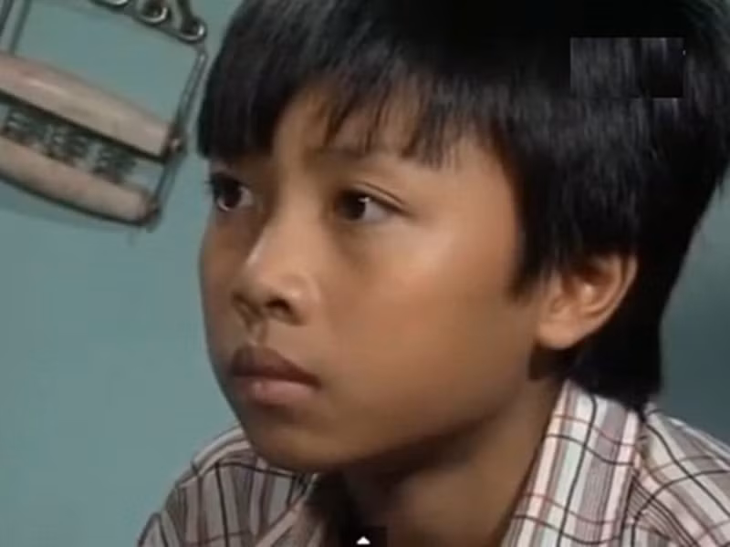 Quang sọt - cậu nhóc nhỏ nhắn, da ngăm đen nhưng nhanh nhẹn (Hán Quang Tú đóng) cũng là nhân vật để lại nhiều ấn tượng cho khán giả “Đội đặc nhiệm nhà C21”. Sau bộ phim, Quang Tú tốt nghiệp khoa Sân khấu tại trường Đại học Sân khấu Điện ảnh rồi làm giảng viên tại đây. Ảnh: Ngôi sao