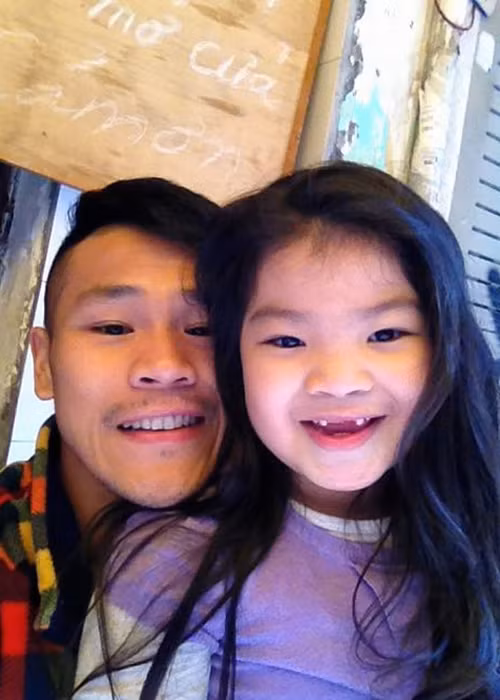 Khi lớn lên, Tùng Lâm bất ngờ chia tay màn ảnh nhỏ để trở thành võ sĩ Judo chuyên nghiệp. Nhờ hoạt động thể thao, anh giảm cân thành công. Sau thời gian theo đuổi Judo, Tùng Lâm du học ở Trung Quốc ngành kinh tế rồi tham gia vào công việc kinh doanh cùng gia đình. Nam diễn viên một thời đã kết hôn và kín tiếng về đời tư. Ảnh: Dân Việt