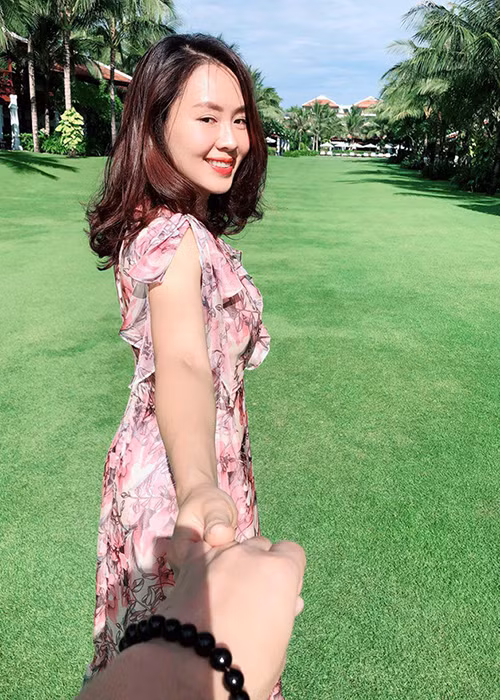 Trên trang cá nhân, Hồng Diễm chỉ đăng ảnh nắm tay hoặc chụp từ phía sau người bạn đời của mình.