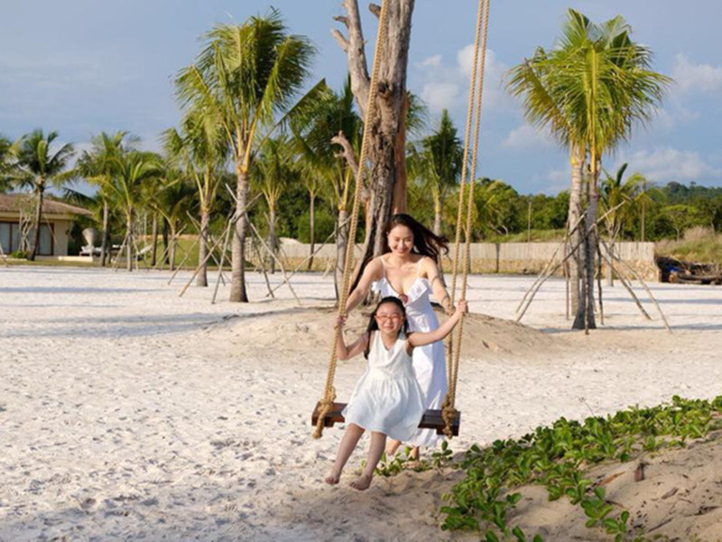 Hồng Diễm chỉ một số lần chia sẻ về ông xã. Trong cuộc phỏng vấn với Vietnamnet, nữ diễn viên cho biết, ông xã là người nóng tính nhưng rất chiều vợ con, luôn thể hiện bằng hành động thay vì lời nói.