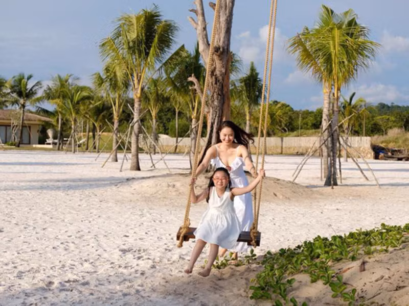 Hồng Diễm chỉ một số lần chia sẻ về ông xã. Trong cuộc phỏng vấn với Vietnamnet, nữ diễn viên cho biết, ông xã là người nóng tính nhưng rất chiều vợ con, luôn thể hiện bằng hành động thay vì lời nói.