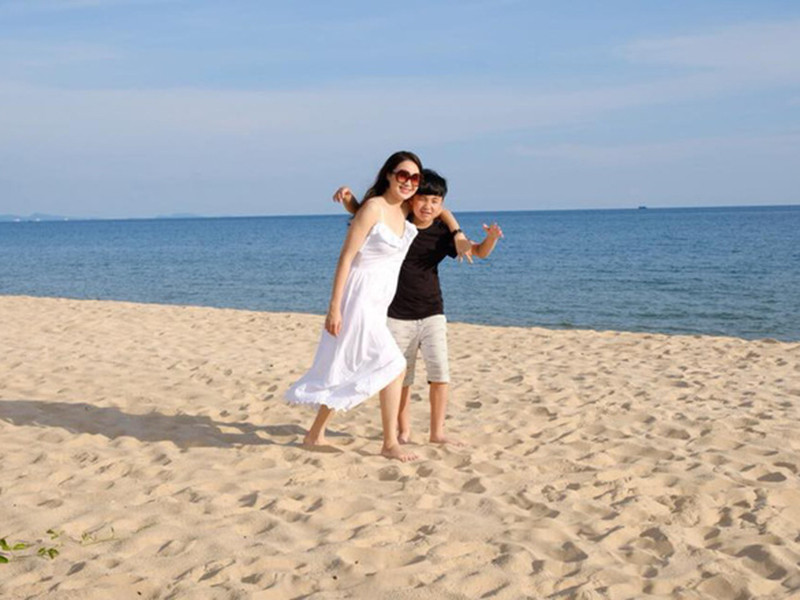 Hồng Diễm ngại ngùng khi được hỏi về khoảnh khắc lãng mạn giữa vợ chồng, chỉ kể rằng cả hai duy trì sự tôn trọng lẫn nhau trong cuộc sống.