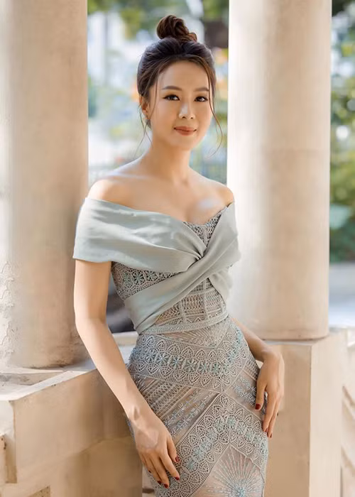 Cuộc hôn nhân kín tiếng của Hồng Diễm và chồng doanh nhân Cuoc hon nhan kin tieng cua Hong Diem va chong doanh nhan