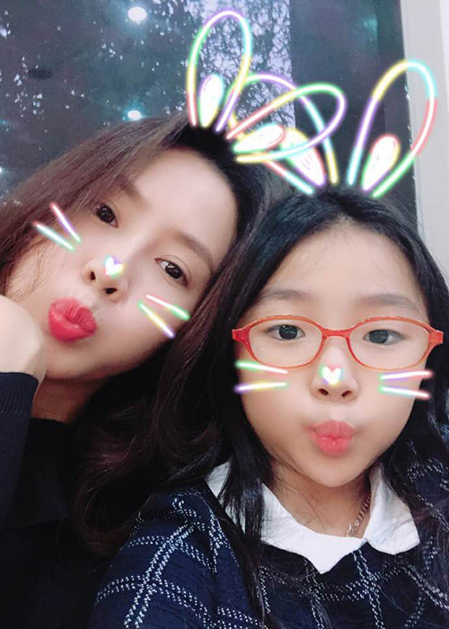 Trước khi quyết định nhận một dự án phim, Hồng Diễm thường bàn bạc với chồng. Ngược lại, ông xã của cô rất tâm lý, luôn dành trọn thời gian cho vợ đi đóng phim.