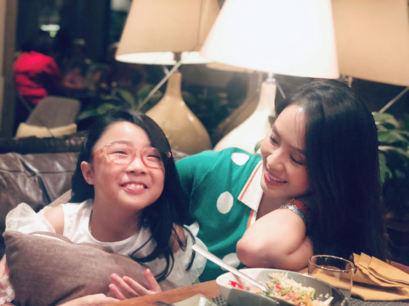 Hồng Diễm cho biết, ông xã hiếm khi nào ngồi xem vợ diễn vì sợ sẽ làm vợ không thoải mái. Tuy nhiên, anh chăm xem phim rồi nhận xét phim nhưng không đưa ra đánh giá về diễn xuất của vợ.