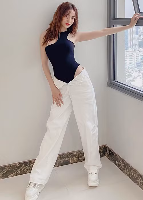 Nữ diễn viên có sự thăng hạng về nhan sắc lẫn phong cách thời trang.