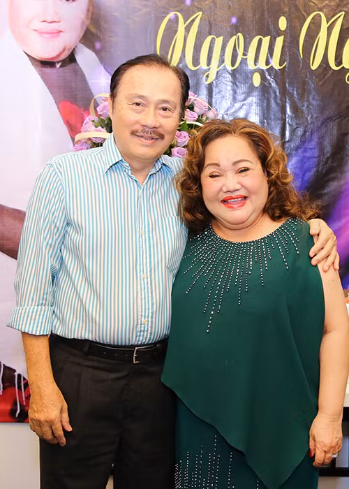 Năm 1980, nghệ sĩ Ngọc Giàu tái hôn với nhạc sĩ Nguyễn Kim Bằng. Theo Người lao động, hai người yêu nhau khi còn chung sân khấu Trần Hữu Trang. Nhạc sĩ Nguyễn Kim Bằng thổi kèn trong dàn nhạc của nhà hát còn nghệ sĩ Ngọc Giàu là diễn viên. Ảnh: Đời sống pháp lý