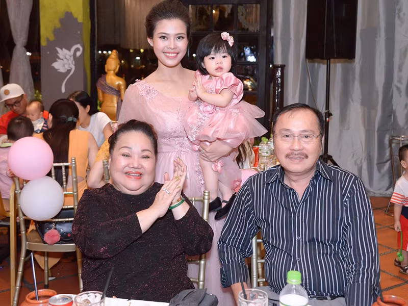 Nghệ sĩ Ngọc Giàu kể người chồng thứ hai khiến bà cảm động vì luôn theo sau và xin được phụ lau dọn, chăm nom nơi yên nghỉ của con gái. Ảnh: Tổ quốc