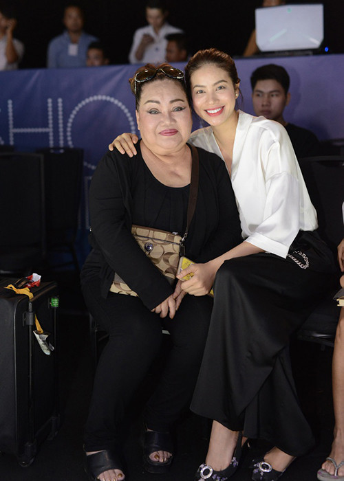 NSND Ngọc Giàu đã nhận một số người đẹp như Phạm Hương, Hà Thu và Bảo Như làm “cháu ngoại nuôi”. Ảnh: Zing