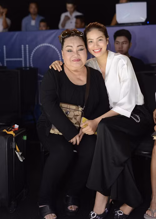 NSND Ngọc Giàu đã nhận một số người đẹp như Phạm Hương, Hà Thu và Bảo Như làm “cháu ngoại nuôi”. Ảnh: Zing