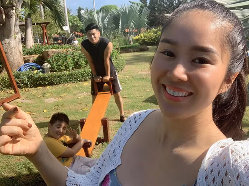 Trung Kiên và bé Cà Pháo quấn quýt, yêu thương nhau.