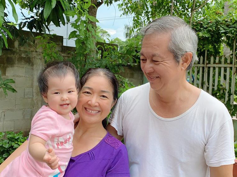 Lê Phương từng khoe bố mẹ hai bên luôn dành cho nhau những tình cảm quý trọng.