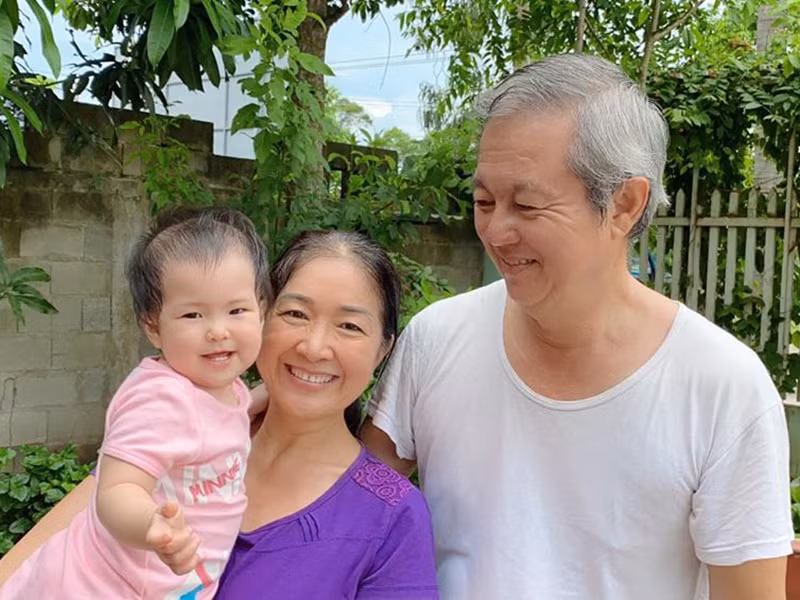 Lê Phương từng khoe bố mẹ hai bên luôn dành cho nhau những tình cảm quý trọng.