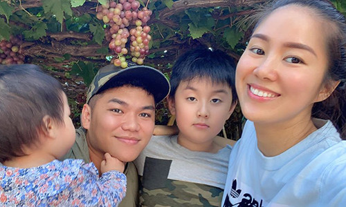 Chồng trẻ của Lê Phương luôn hỗ trợ vợ chăm sóc con gái nhỏ.