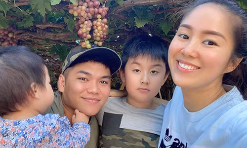 Chồng trẻ của Lê Phương luôn hỗ trợ vợ chăm sóc con gái nhỏ.