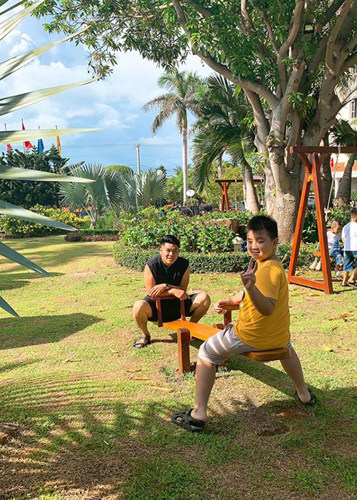 Bé Cà Pháo - con trai của Lê Phương và Quách Ngọc Ngoan coi Trung Kiên như bố ruột.