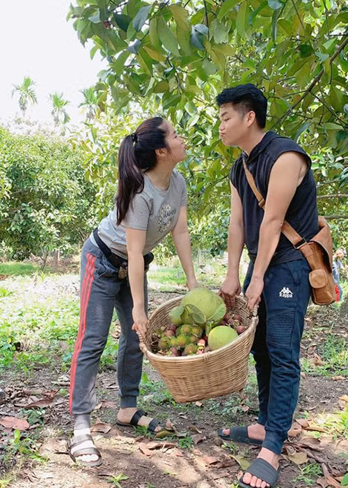 Lê Phương hơn Trung Kiên đến 7 tuổi, có con riêng và từng qua một lần đò. Vì vậy, mẹ của Trung Kiên từng phản đối mối tình này.