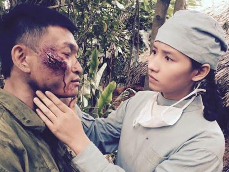 Năm 2015, Lã Thanh Huyền đóng phim điện ảnh “Người trở về”. Trong phim, cô vào vai Mây - một cô gái rời xa gia đình, người yêu để ra chiến trường làm y tá. Khi Mây sống sót trở về, người yêu đã lấy vợ, mẹ cô vì tưởng con gái đã hy sinh nên ốm yếu mà qua đời. Ảnh: Nhân dân