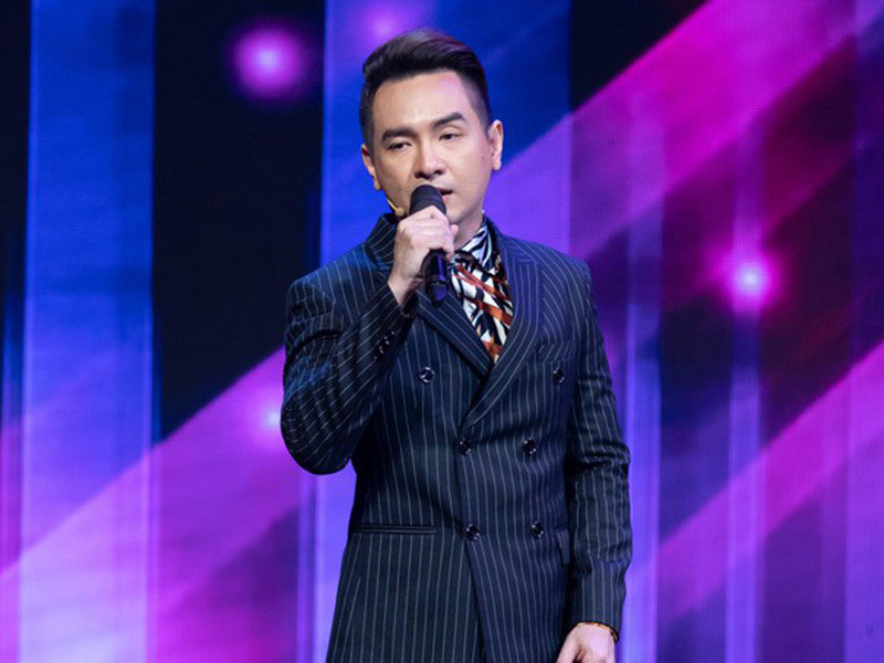 Cuối năm 2008, khi đang ở đỉnh cao của sự nghiệp Việt Quang bất ngờ bị mất giọng. Cùng biến cố mất giọng, anh kinh doanh thua lỗ. Trong khoảng thời gian đó, Việt Quang muốn tự tử nhưng gia đình ngăn cản. Sau này, anh sang Mỹ định cư. Ảnh: Tiền Phong