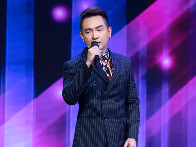 Cuối năm 2008, khi đang ở đỉnh cao của sự nghiệp Việt Quang bất ngờ bị mất giọng. Cùng biến cố mất giọng, anh kinh doanh thua lỗ. Trong khoảng thời gian đó, Việt Quang muốn tự tử nhưng gia đình ngăn cản. Sau này, anh sang Mỹ định cư. Ảnh: Tiền Phong